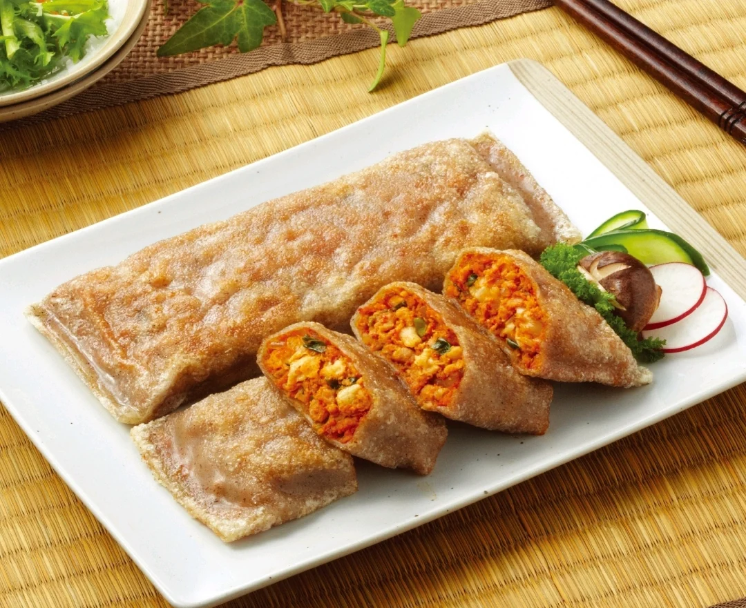 속을 넣어 말아 썬 메밀전병