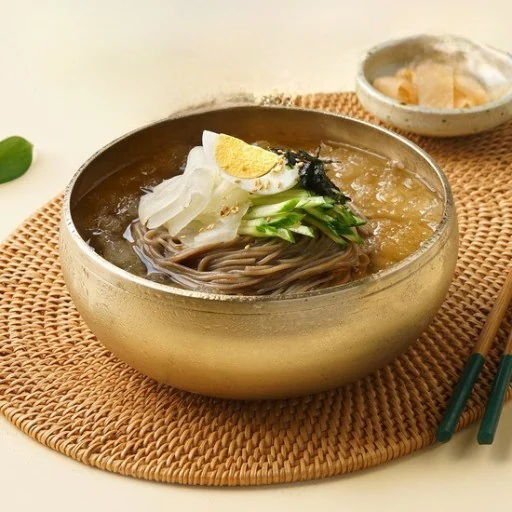 육수에 담긴 막국수